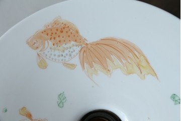 和製アンティーク　昭和初期　珍品　ひらひらと泳ぐ金魚の図が可愛らしい碍子付きのペンダントライト　(R-086916)