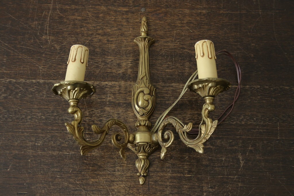 フランスヴィンテージ　繊細で優雅な装飾が魅力的な2灯式ウォールライト　(R-086917)