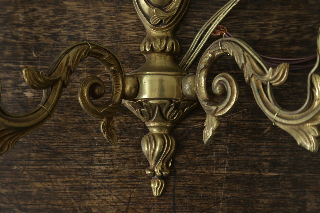 フランスヴィンテージ　繊細で優雅な装飾が魅力的な2灯式ウォールライト　(R-086917)