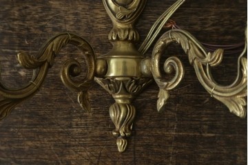 フランスヴィンテージ　繊細で優雅な装飾が魅力的な2灯式ウォールライト　(R-086917)