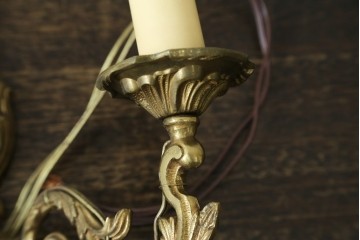 フランスヴィンテージ　繊細で優雅な装飾が魅力的な2灯式ウォールライト　(R-086917)