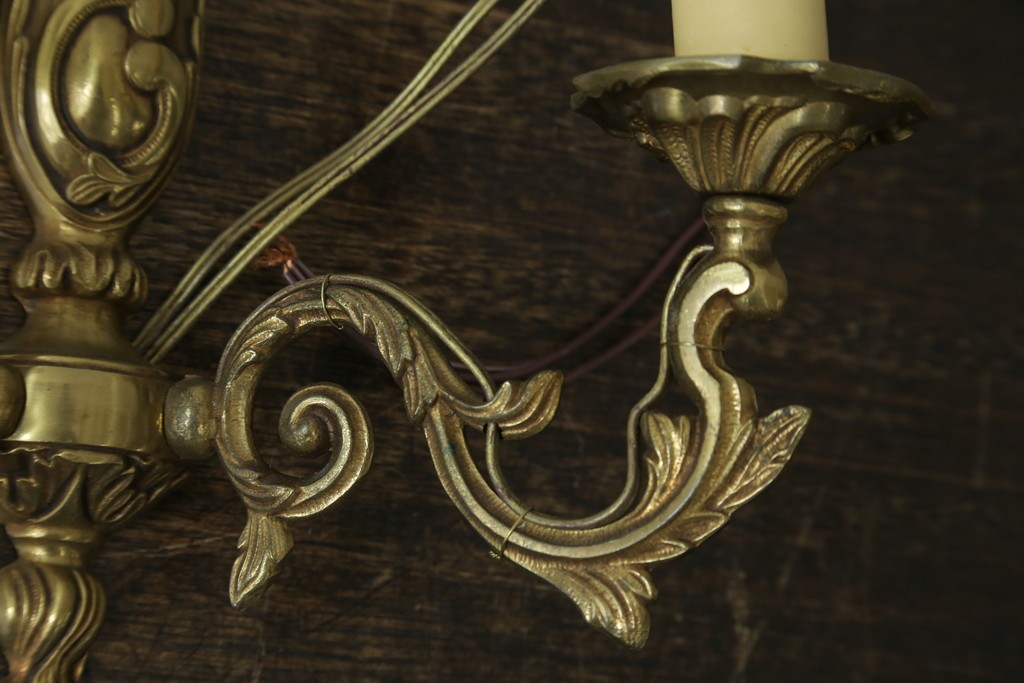 フランスヴィンテージ　繊細で優雅な装飾が魅力的な2灯式ウォールライト　(R-086917)