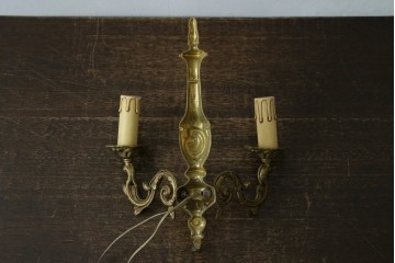 フランスヴィンテージ　繊細で優雅な装飾が魅力的な2灯式ウォールライト　(R-086917)