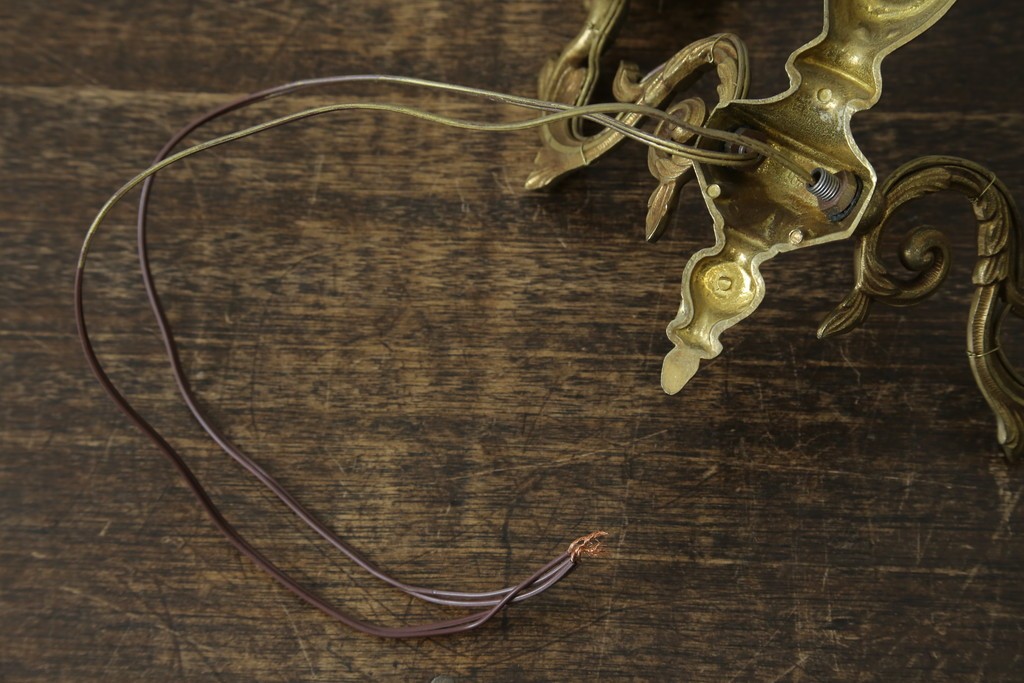 フランスヴィンテージ　繊細で優雅な装飾が魅力的な2灯式ウォールライト　(R-086917)