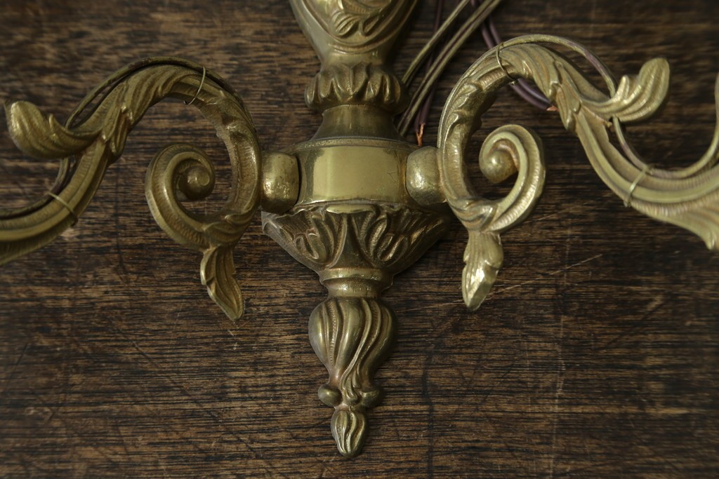 フランスヴィンテージ　繊細で優雅な装飾が魅力的な2灯式ウォールライト　(R-086918)