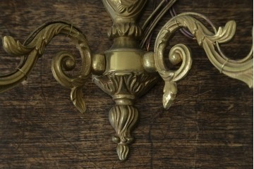 フランスヴィンテージ　繊細で優雅な装飾が魅力的な2灯式ウォールライト　(R-086918)