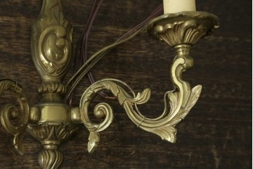 フランスヴィンテージ　繊細で優雅な装飾が魅力的な2灯式ウォールライト　(R-086918)