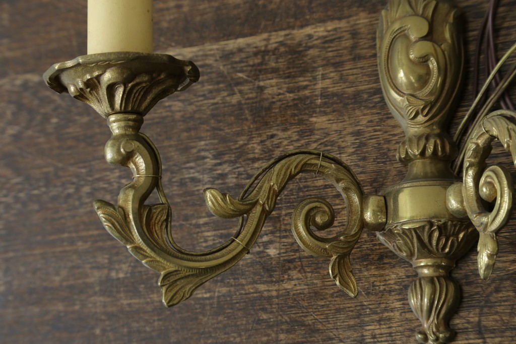 フランスヴィンテージ　繊細で優雅な装飾が魅力的な2灯式ウォールライト　(R-086918)