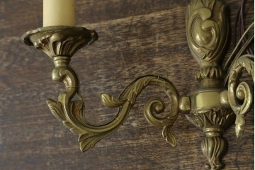 フランスヴィンテージ　繊細で優雅な装飾が魅力的な2灯式ウォールライト　(R-086918)