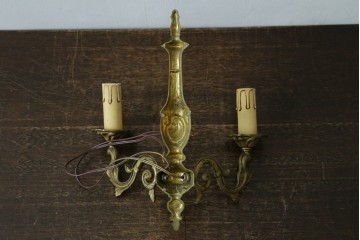 フランスヴィンテージ　繊細で優雅な装飾が魅力的な2灯式ウォールライト　(R-086918)