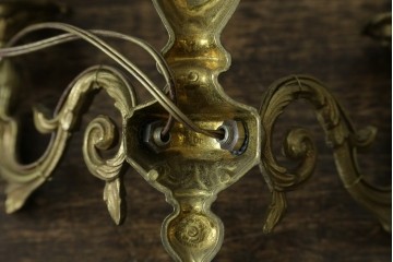 フランスヴィンテージ　繊細で優雅な装飾が魅力的な2灯式ウォールライト　(R-086918)