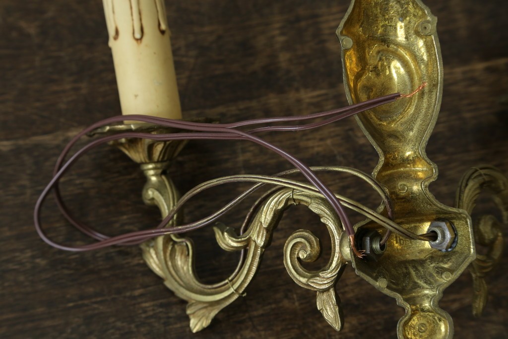 フランスヴィンテージ　繊細で優雅な装飾が魅力的な2灯式ウォールライト　(R-086918)