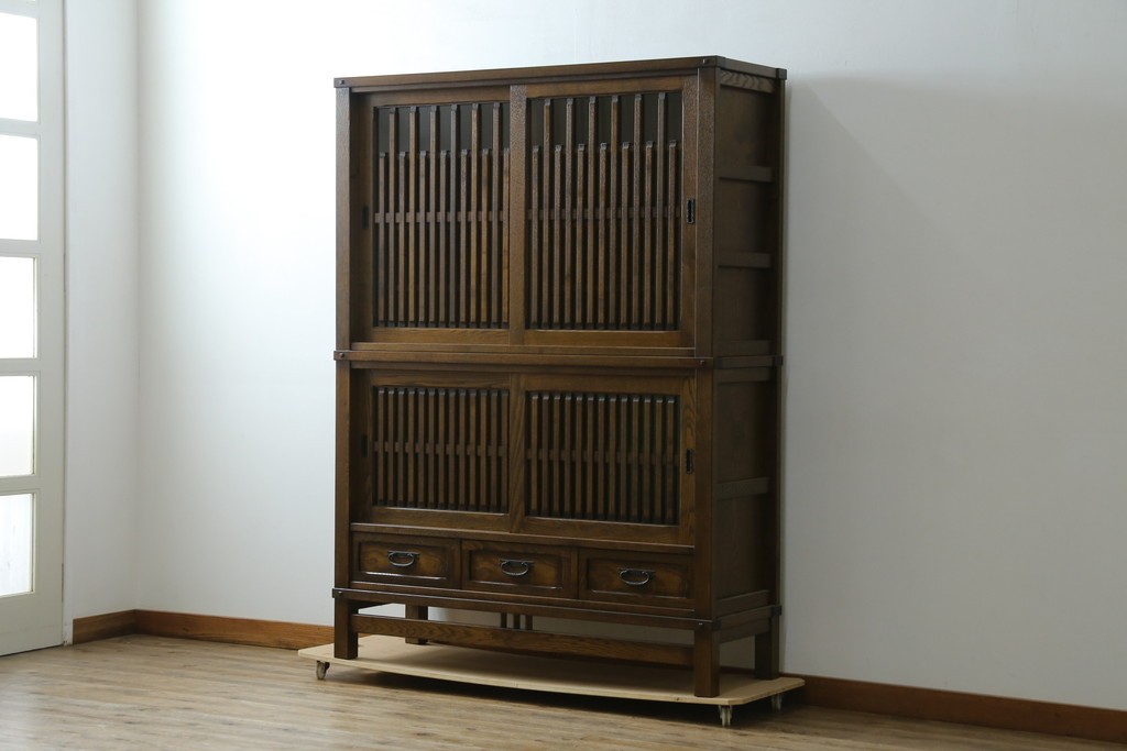 中古　美品　上手物　高級品!!　タモ材　格子戸が上品な脚付き水屋箪笥　(R-086919)