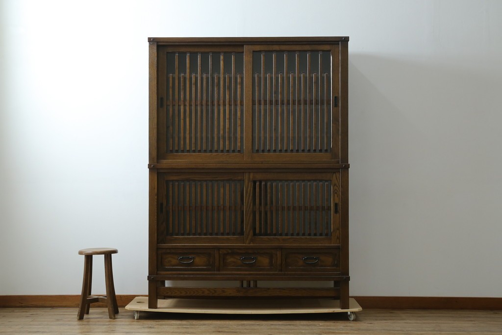 中古　美品　上手物　高級品!!　タモ材　格子戸が上品な脚付き水屋箪笥　(R-086919)