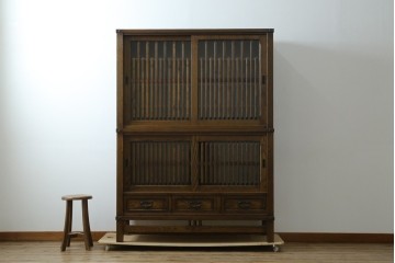 中古　美品　上手物　高級品!!　タモ材　格子戸が上品な脚付き水屋箪笥　(R-086919)