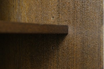 中古　美品　上手物　高級品!!　タモ材　格子戸が上品な脚付き水屋箪笥　(R-086919)