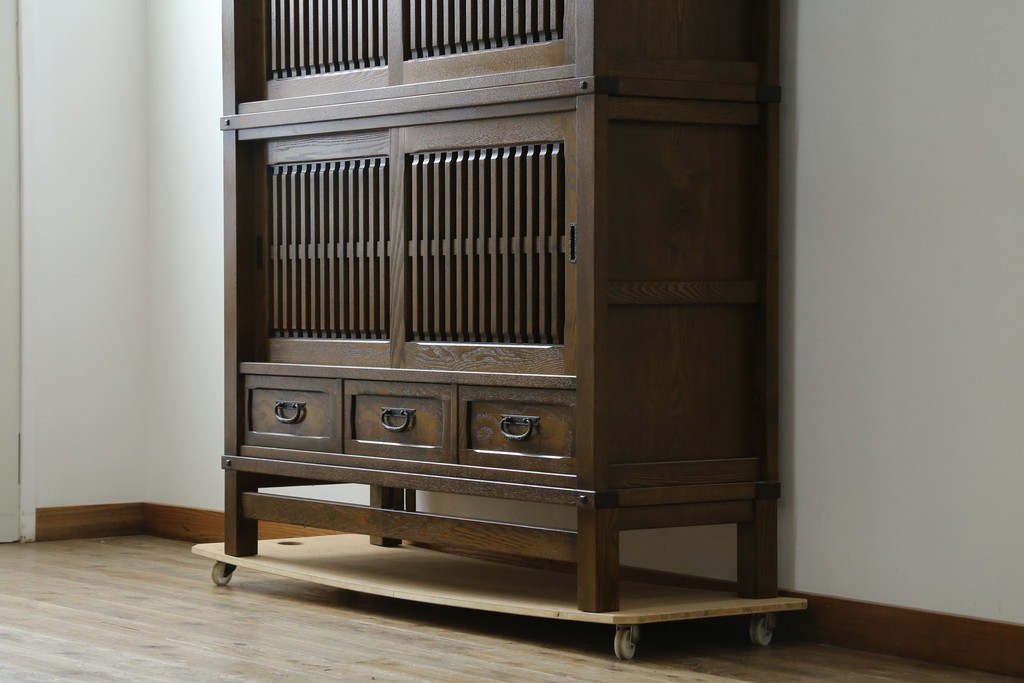 中古　美品　上手物　高級品!!　タモ材　格子戸が上品な脚付き水屋箪笥　(R-086919)