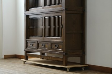 中古　美品　上手物　高級品!!　タモ材　格子戸が上品な脚付き水屋箪笥　(R-086919)