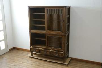 中古　美品　上手物　高級品!!　タモ材　格子戸が上品な脚付き水屋箪笥　(R-086919)