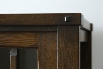 中古　美品　上手物　高級品!!　タモ材　格子戸が上品な脚付き水屋箪笥　(R-086919)