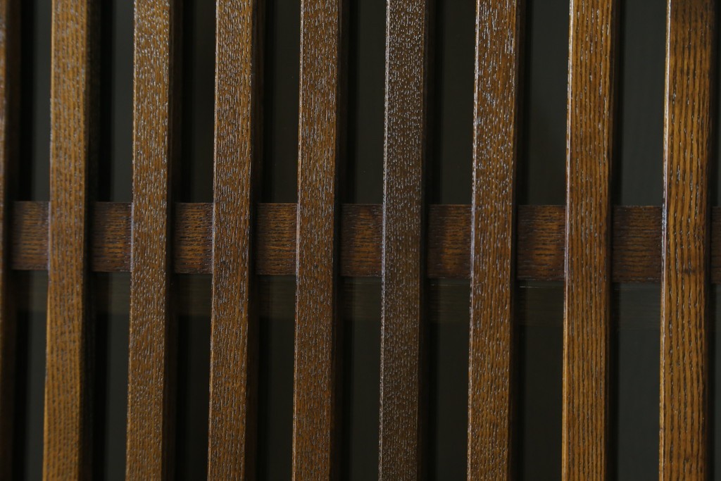 中古　美品　上手物　高級品!!　タモ材　格子戸が上品な脚付き水屋箪笥　(R-086919)