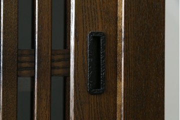 中古　美品　上手物　高級品!!　タモ材　格子戸が上品な脚付き水屋箪笥　(R-086919)