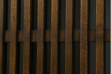 中古　美品　上手物　高級品!!　タモ材　格子戸が上品な脚付き水屋箪笥　(R-086919)