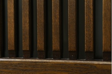 中古　美品　上手物　高級品!!　タモ材　格子戸が上品な脚付き水屋箪笥　(R-086919)