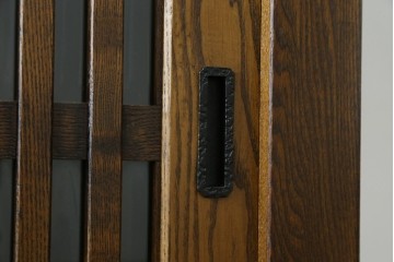 中古　美品　上手物　高級品!!　タモ材　格子戸が上品な脚付き水屋箪笥　(R-086919)