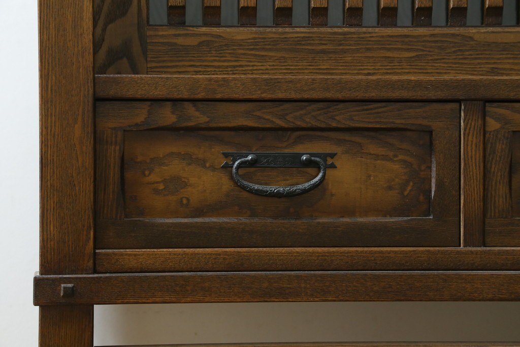 中古　美品　上手物　高級品!!　タモ材　格子戸が上品な脚付き水屋箪笥　(R-086919)