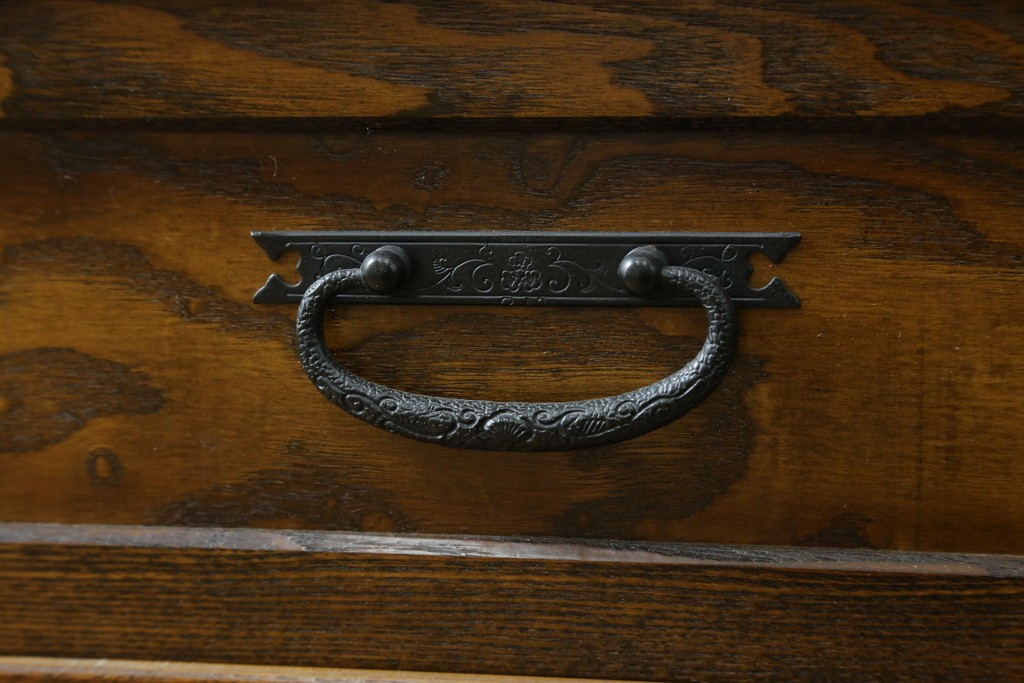 中古　美品　上手物　高級品!!　タモ材　格子戸が上品な脚付き水屋箪笥　(R-086919)