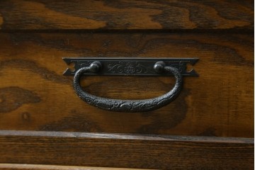 中古　美品　上手物　高級品!!　タモ材　格子戸が上品な脚付き水屋箪笥　(R-086919)