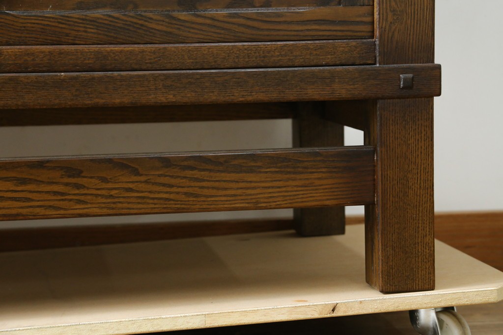 中古　美品　上手物　高級品!!　タモ材　格子戸が上品な脚付き水屋箪笥　(R-086919)