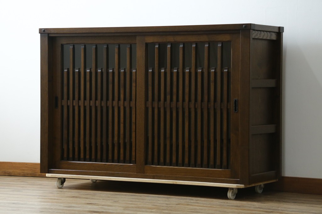 中古　美品　上手物　高級品!!　タモ材　格子戸が上品なサイドボード　(R-086920)