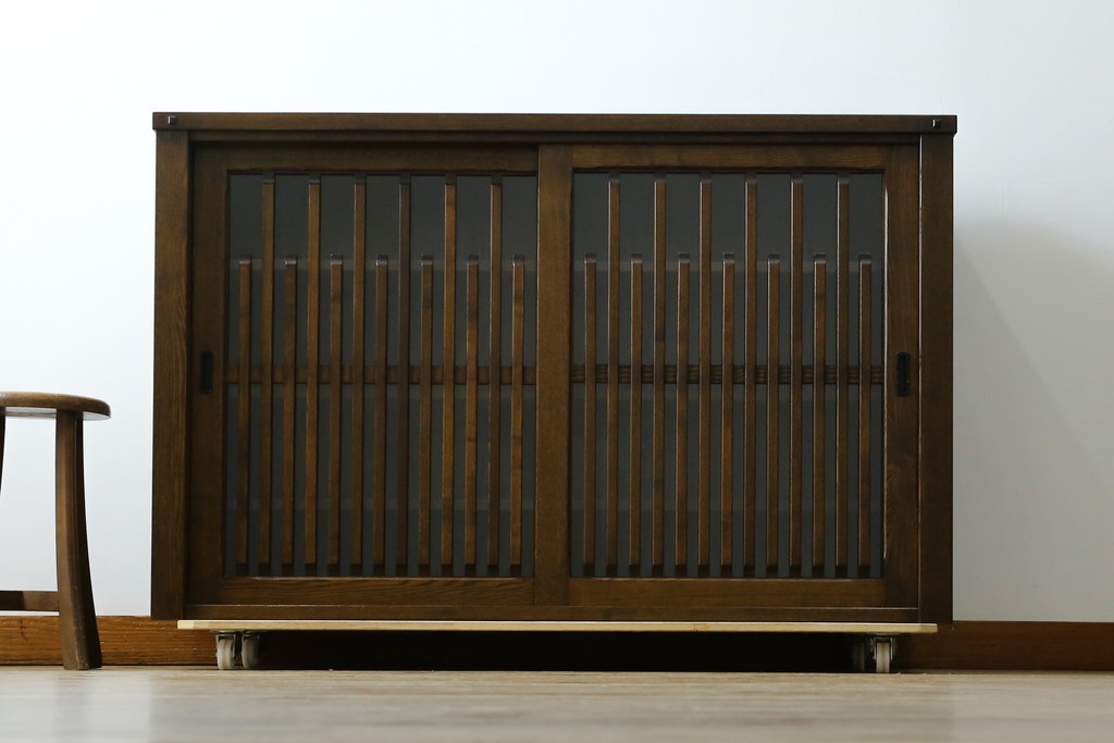 中古　美品　上手物　高級品!!　タモ材　格子戸が上品なサイドボード　(R-086920)