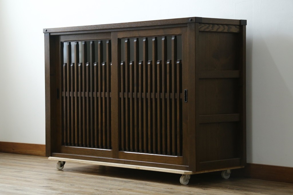 中古　美品　上手物　高級品!!　タモ材　格子戸が上品なサイドボード　(R-086920)