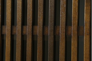 中古　美品　上手物　高級品!!　タモ材　格子戸が上品なサイドボード　(R-086920)