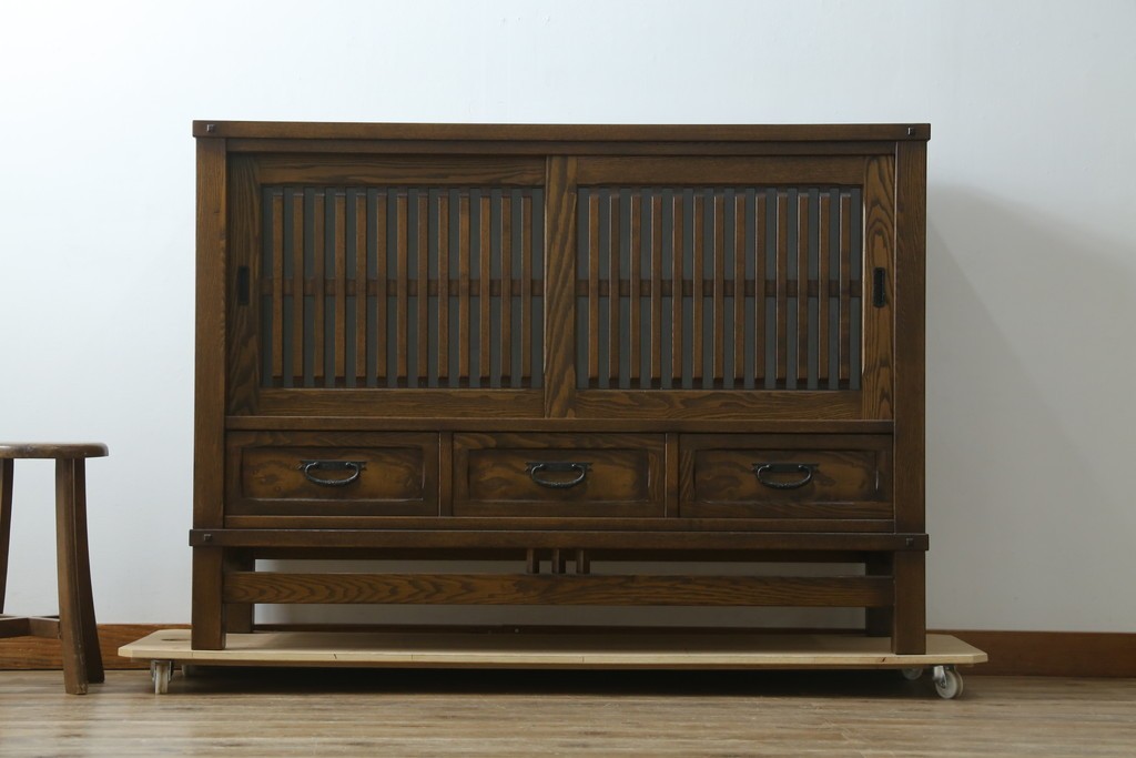 中古　美品　上手物　高級品!!　タモ材　格子戸が上品な脚付きサイドボード　(R-086921)