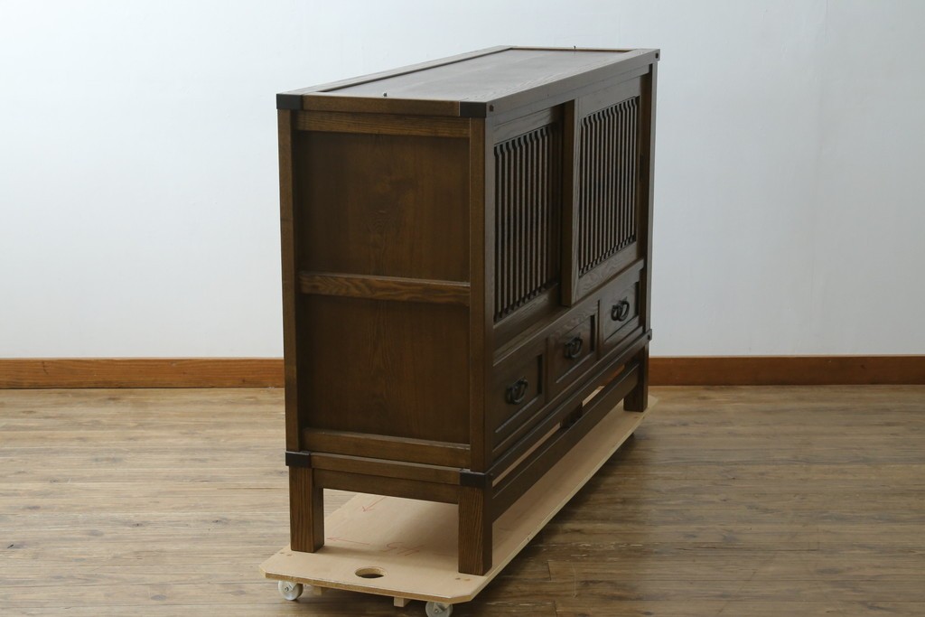 中古　美品　上手物　高級品!!　タモ材　格子戸が上品な脚付きサイドボード　(R-086921)