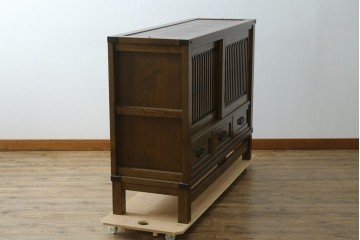 中古　美品　上手物　高級品!!　タモ材　格子戸が上品な脚付きサイドボード　(R-086921)