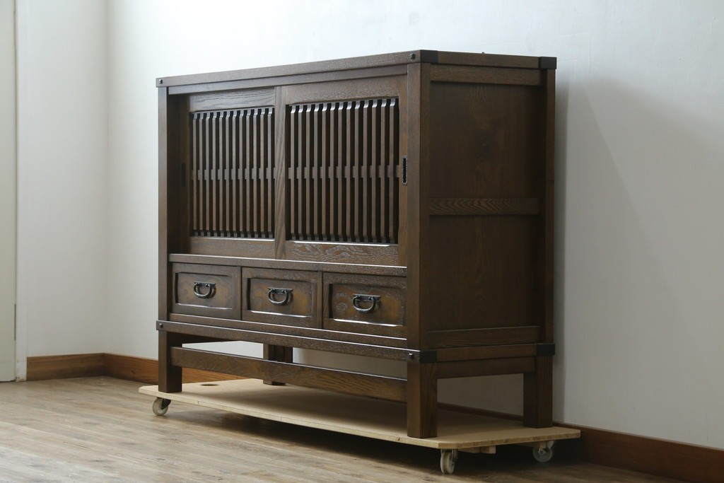 中古　美品　上手物　高級品!!　タモ材　格子戸が上品な脚付きサイドボード　(R-086921)