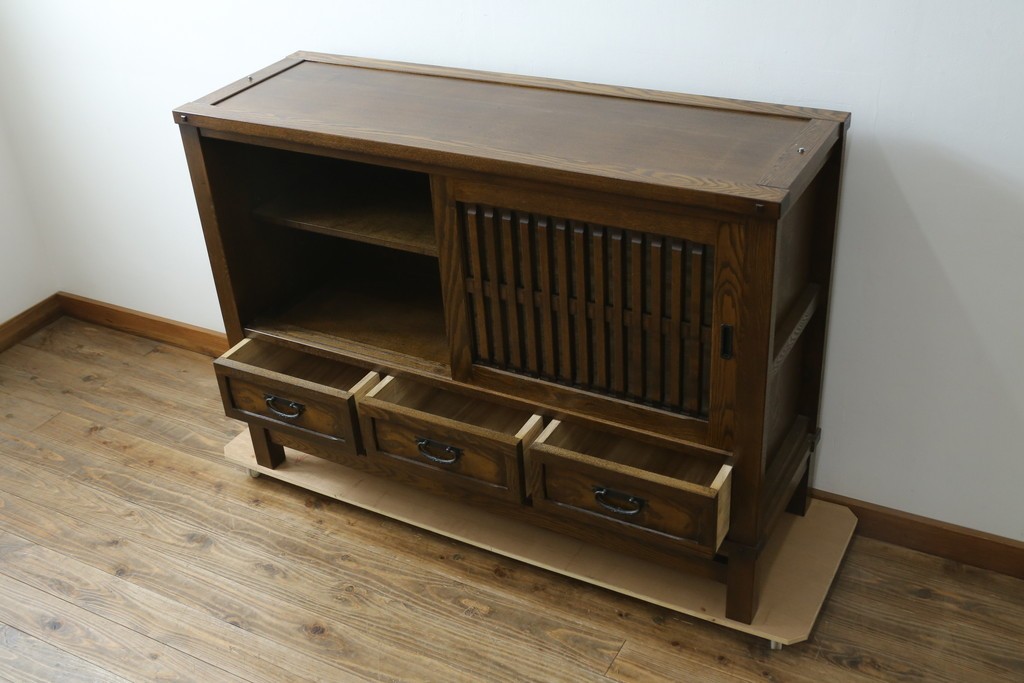 中古　美品　上手物　高級品!!　タモ材　格子戸が上品な脚付きサイドボード　(R-086921)