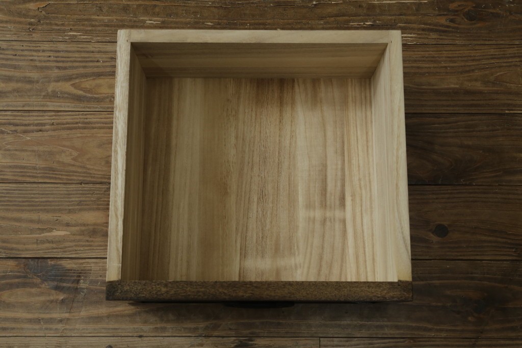 中古　美品　上手物　高級品!!　タモ材　格子戸が上品な脚付きサイドボード　(R-086921)