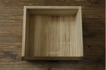 中古　美品　上手物　高級品!!　タモ材　格子戸が上品な脚付きサイドボード　(R-086921)