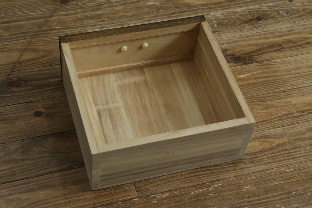 中古　美品　上手物　高級品!!　タモ材　格子戸が上品な脚付きサイドボード　(R-086921)