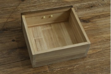 中古　美品　上手物　高級品!!　タモ材　格子戸が上品な脚付きサイドボード　(R-086921)