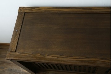 中古　美品　上手物　高級品!!　タモ材　格子戸が上品な脚付きサイドボード　(R-086921)