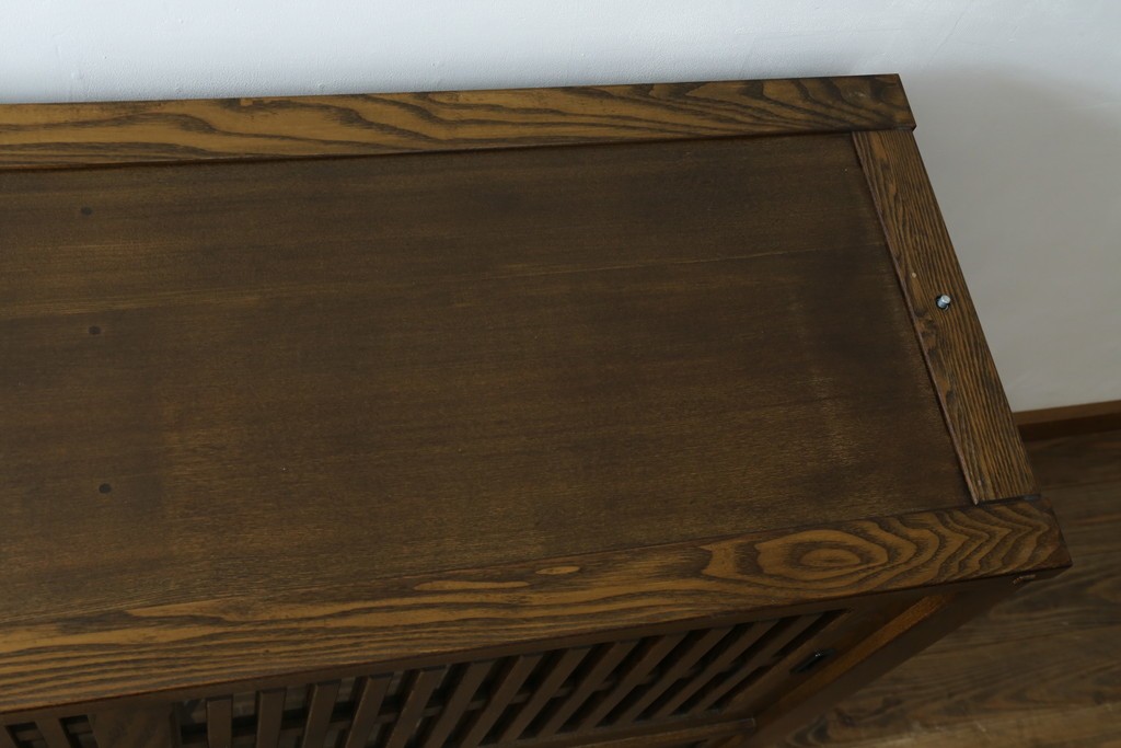 中古　美品　上手物　高級品!!　タモ材　格子戸が上品な脚付きサイドボード　(R-086921)