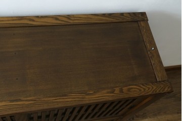 中古　美品　上手物　高級品!!　タモ材　格子戸が上品な脚付きサイドボード　(R-086921)