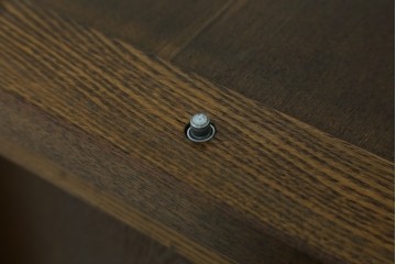 中古　美品　上手物　高級品!!　タモ材　格子戸が上品な脚付きサイドボード　(R-086921)